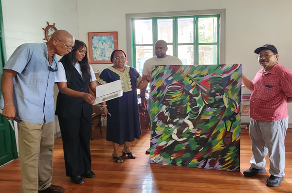 Intercambio cultural entre artista mozambiqueña y jóvenes de la Escuela Caribbean Unity