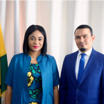 Compañero Luis Manuel Andino Paiz entrega copia de estilo en Ghana