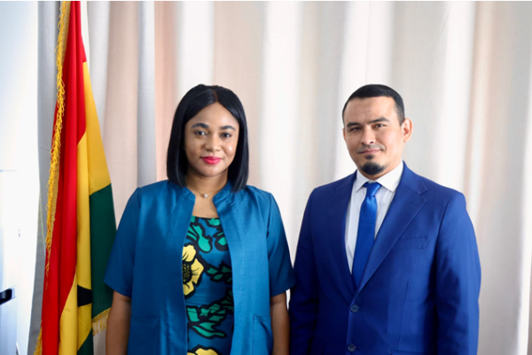 Compañero Luis Manuel Andino Paiz entrega copia de estilo en Ghana