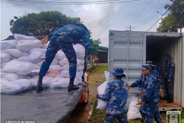 Ejercito de Nicaragua realiza descargue de paquetes alimenticios en municipio de Bluefields