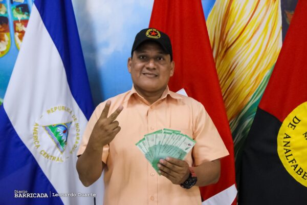 Funcionarios del MINED reciben el pago adelantado correspondiente al mes de julio