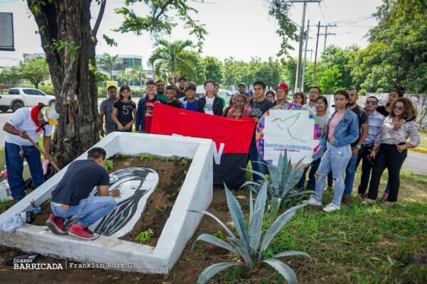 Jóvenes ambientalistas honran legado de Arlen Siu con jornada de ornamentación