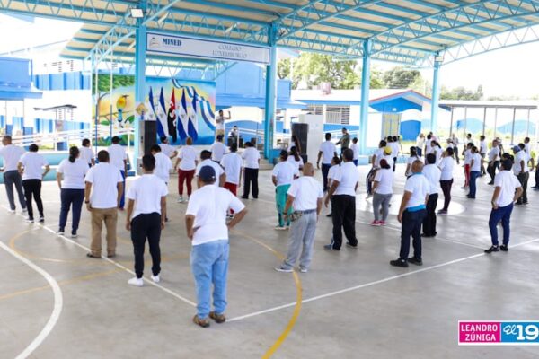 MINED imparte clases de yoga a maestros con el objetivo de promover bienestar y salud