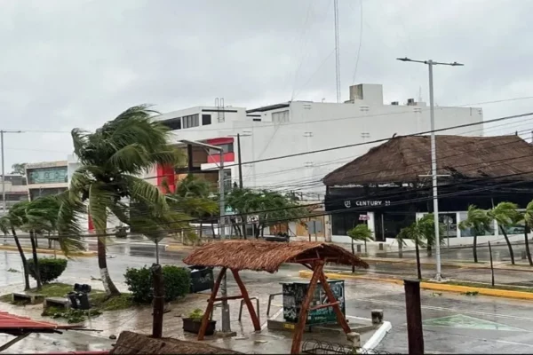 Huracán Beryl toca tierra en Quintana Roo, al sureste de México