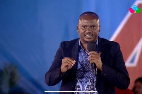 Nieto del Nelson Mandela entrega reconocimiento al Comandante Daniel Ortega