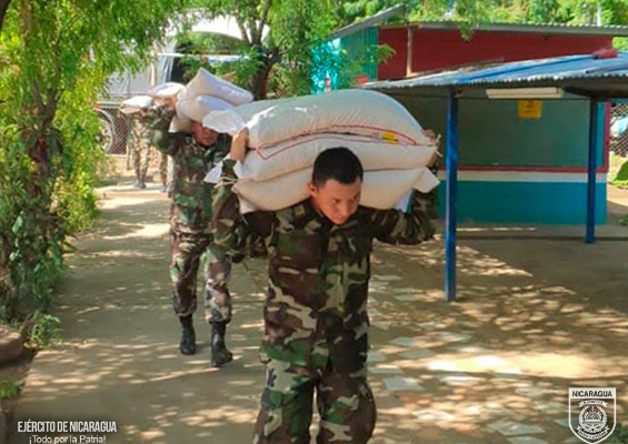Ejército de Nicaragua, realiza cargue, traslado y descargue de Merienda Escolar en el municipio de Ciudad Sandino