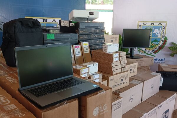 UNA fortalece la educación rural con la adquisición de nuevos equipos tecnológicos