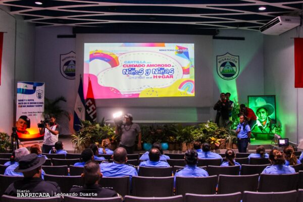 Capacitan sobre Crianza y Cuidado Infantil a Funcionarios del Ministerio del Interior