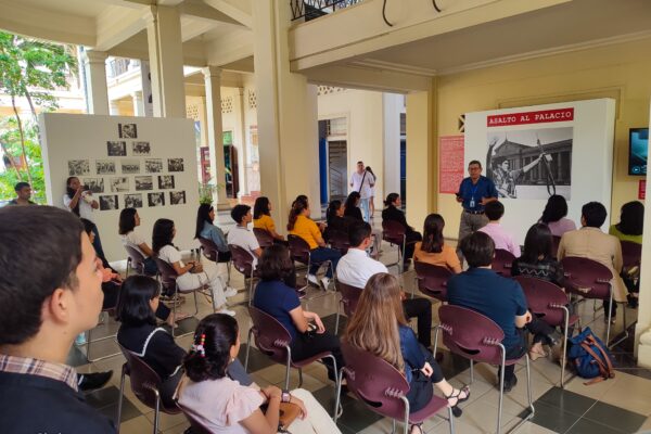 Estudiantes de la UCN participan en exposición interactiva sobre la toma del Palacio Nacional
