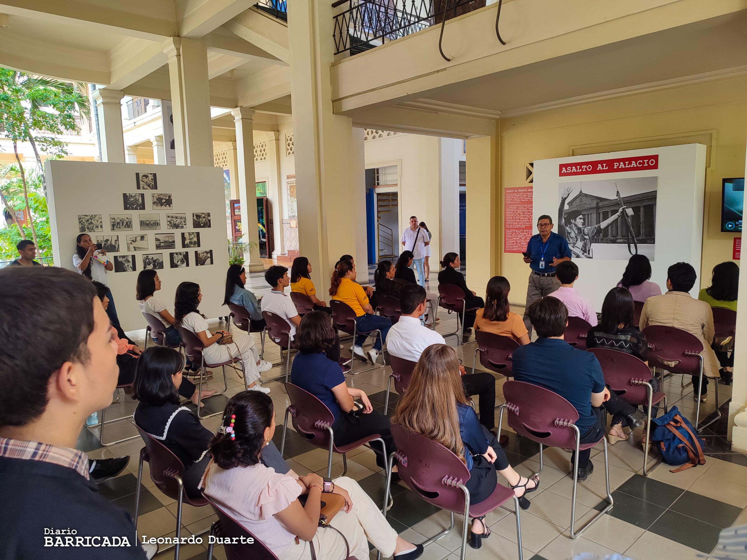 Estudiantes de la UCN participan en exposición interactiva sobre la toma del Palacio Nacional