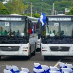 Comandante Daniel Ortega entrega buses en homenaje al heroísmo del pueblo nicaragüense
