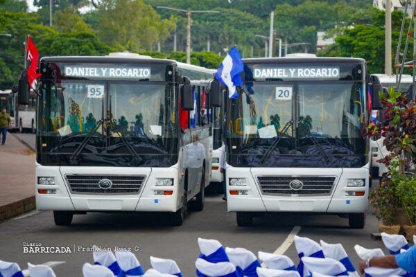 Comandante Daniel Ortega entrega buses en homenaje al heroísmo del pueblo nicaragüense