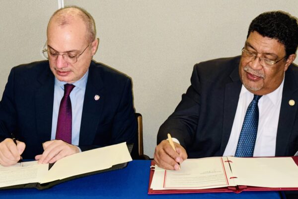 Compañero Valdrack Jaentschke, firma  Acuerdo de Libre Visado con Albania