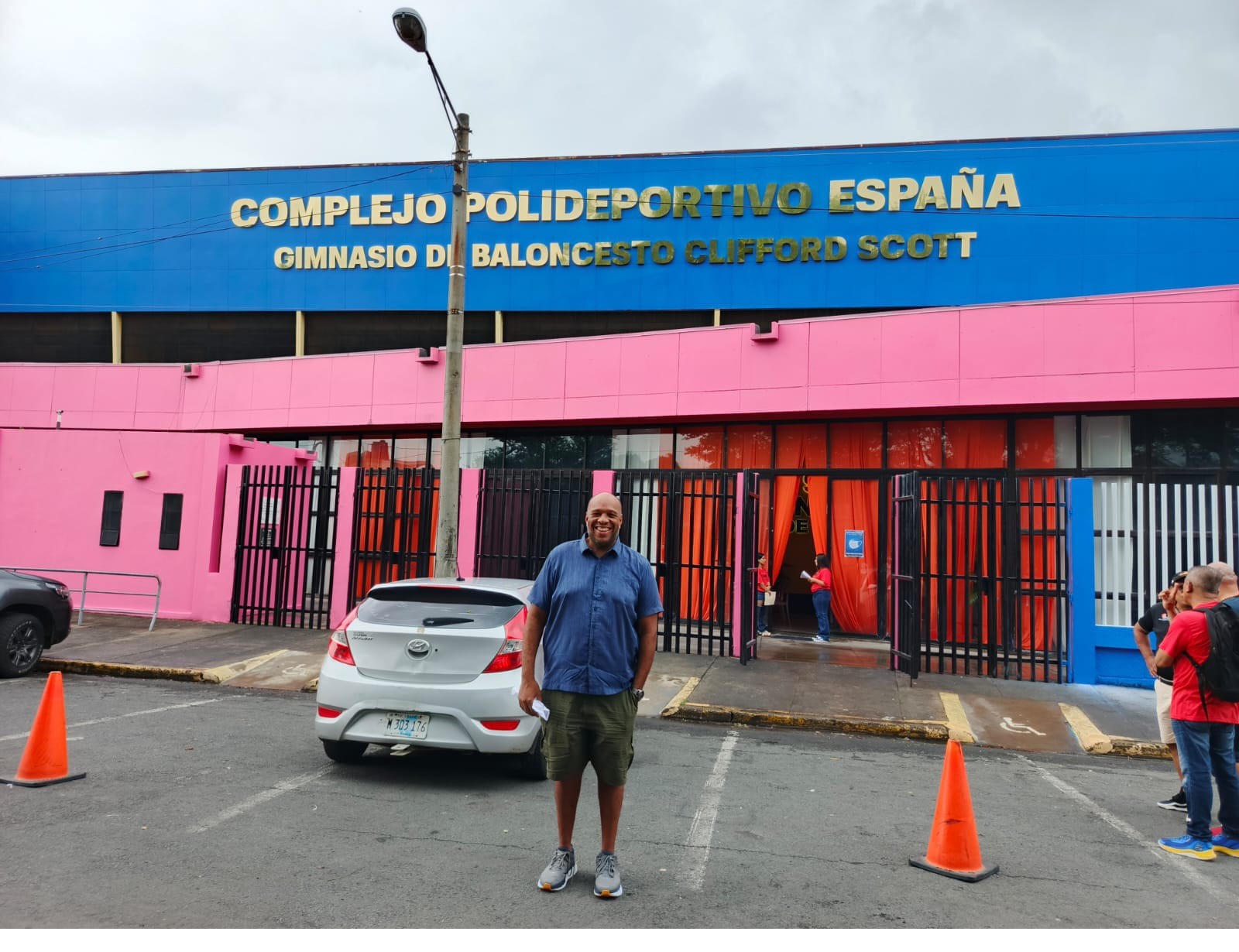 IND nombró el Gimnasio de baloncesto del Complejo Polideportivo España, con el nombre  «CLIFFORD SCOTT»