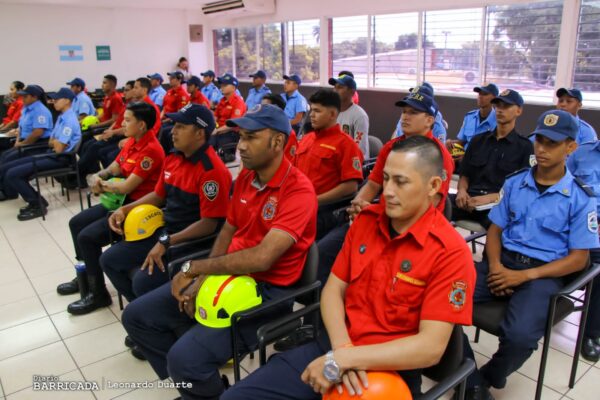 Bomberos nicaragüenses fortalecen su preparación con el curso de Rescate en Altura