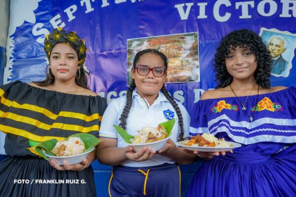 Estudiantes celebran fiestas patrias 2024 con exposición de comidas típicas