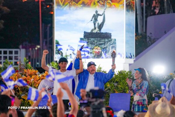 Juventud nicaragüense honra la Antorcha Centroamericana