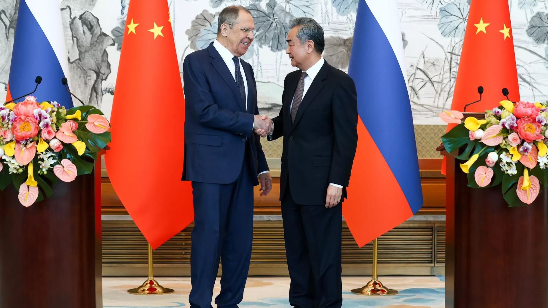 Lavrov califica las relaciones entre Rusia y China de estables y maduras