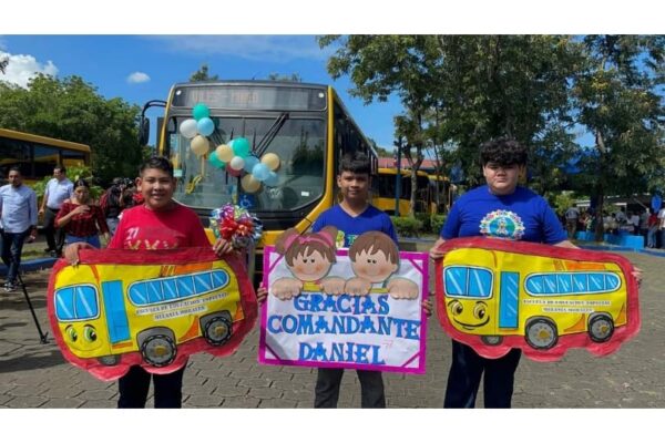 Gobierno Sandinista entrega buses nuevos a la Escuela Especial Melania Morales
