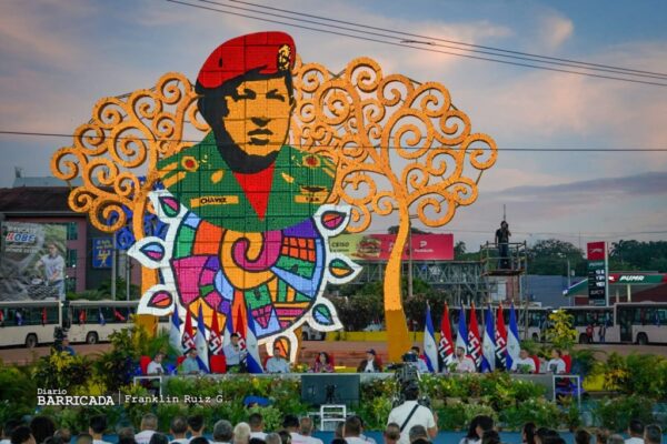 Instalación de nuevos Árboles de la Vida en la avenida de Bolívar a Chávez