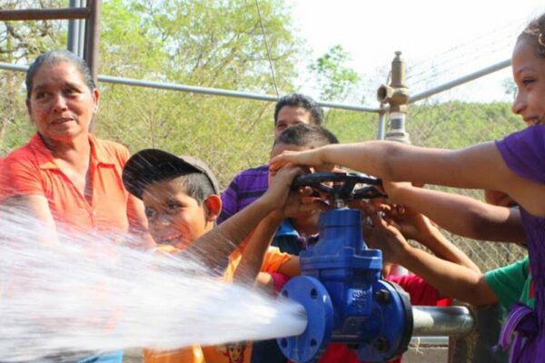 Avanza entrega de viviendas, agua potable y obras comunitarias
