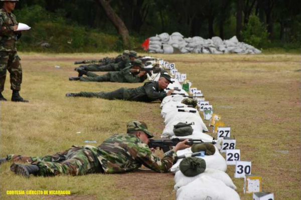Destacamento Militar Sur Realiza Ejercicio de Tiro con Armas de Infantería