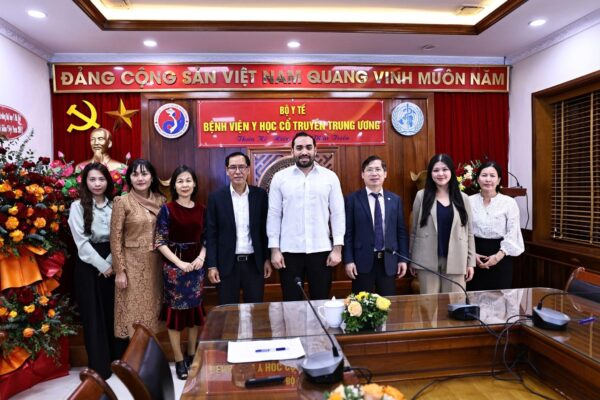 Embajador de Nicaragua en Vietnam visita el Hospital Nacional de Medicina Tradicional Vietnamita