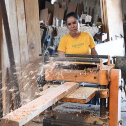 Mujeres dedicadas a la transformación de la madera reciben visita y acompañamiento del MARENA