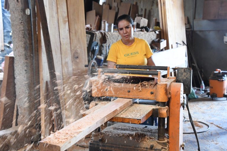 Mujeres dedicadas a la transformación de la madera reciben visita y acompañamiento del MARENA