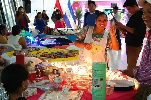 Emprendedores de Productos Decembrinos: Más de 50 Creadores Impulsan las Celebraciones de La Purísima y Navidad