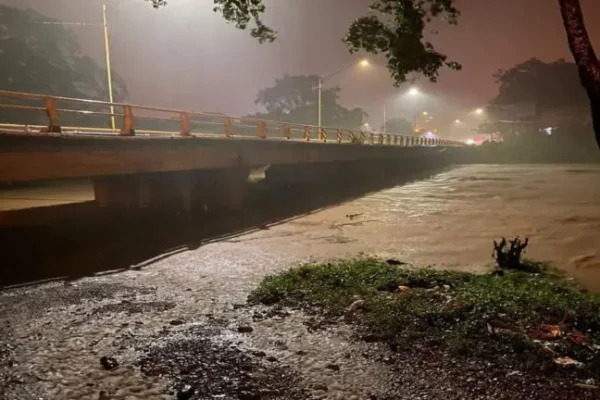 Tormenta tropical Sara toca tierra en Honduras dejando fuerte lluvias e inundaciones