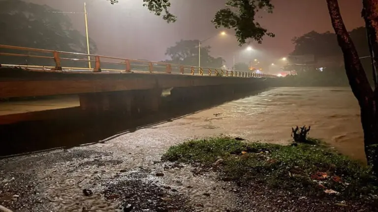 Tormenta tropical Sara toca tierra en Honduras dejando fuerte lluvias e inundaciones