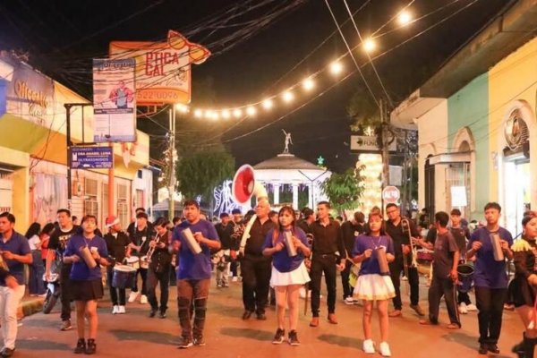 Desfiles Navideños Celebran las Victorias del Pueblo en 2024