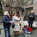 Claveles y rosas rojas en homenaje a Rubén Darío en su 158 aniversario en Moscú