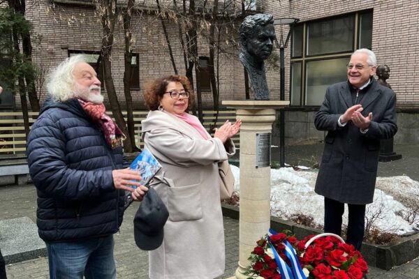 Claveles y rosas rojas en homenaje a Rubén Darío en su 158 aniversario en Moscú
