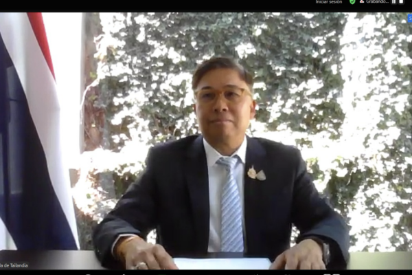 Nuevo Embajador de Tailandia Entrega Copias de Estilo al Canciller Valdrack Jaentschke