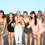 Turistas participan en la liberación de tortuguillos Paslama