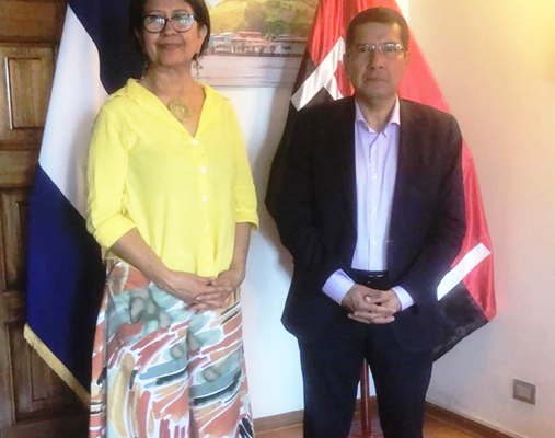 Compañera Gloria Jara, dirigente sectorial del Partido Comunista, visita la embajada de Nicaragua en Chile