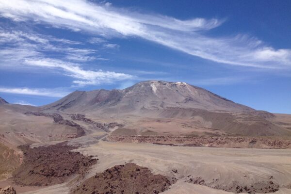 Emiten alerta preventiva por actividad del volcán Láscar en Chile