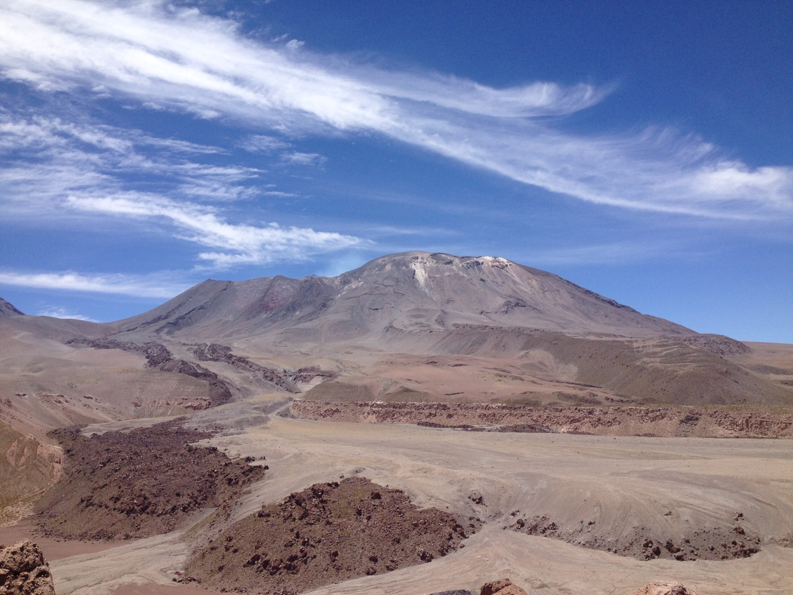Emiten alerta preventiva por actividad del volcán Láscar en Chile