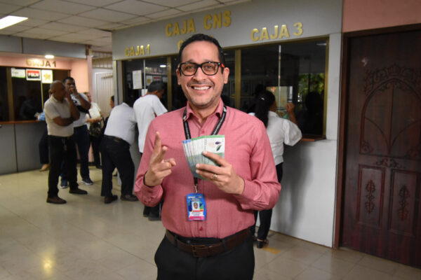 Gobierno de Nicaragua refuerza la economía familiar con el pago adelantado de salarios a trabajadores de la salud