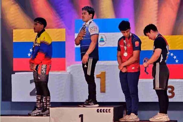 Pesistas nicaragüenses brillan en Torneo Internacional en Cuba con 10 medallas