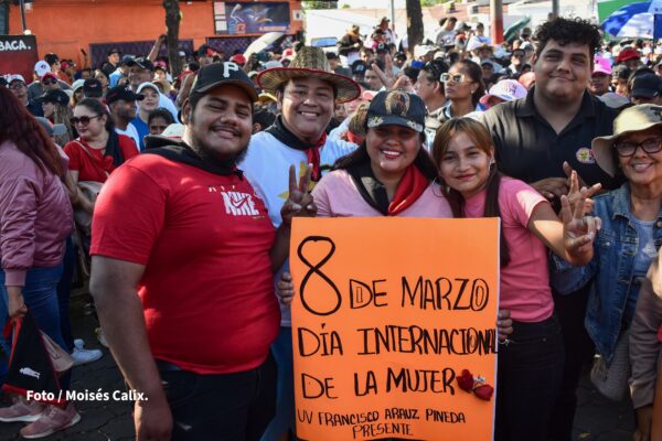 Nicaragüenses caminan en honor a la mujer valiente y sus logros