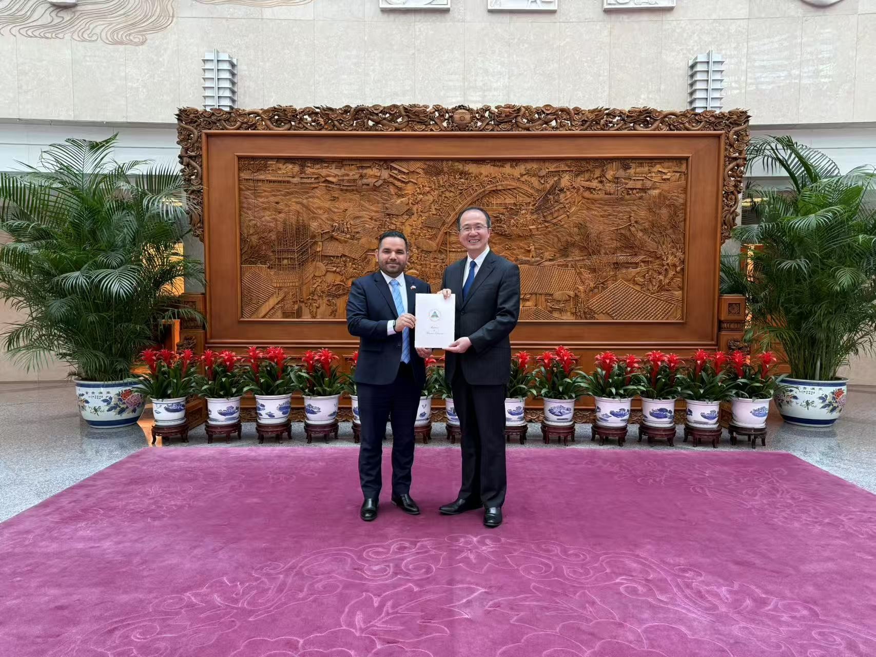 Compañero Ramiro Cruz presenta Copias de Estilo al Ministro de Relaciones Exteriores de la República Popular China