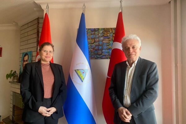 Embajada de Nicaragua en Türkiye Recibe Visita del Poeta y Traductor Adnan Özer