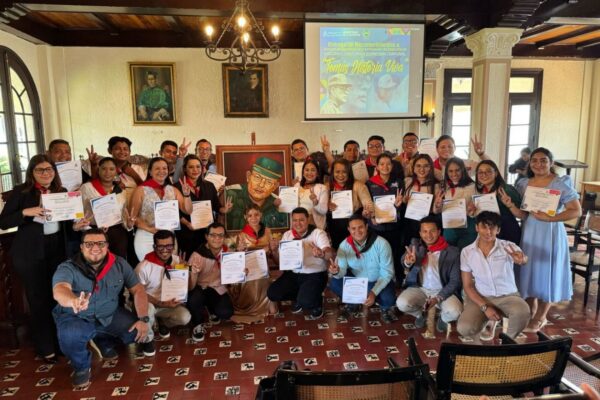 Juventud de León certificada en Redacción, Oratoria y Expresión Corporal