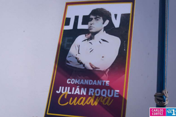 Juventud de todos los tiempos participa de entrega floral al Comandante Julián Roque Cuadra