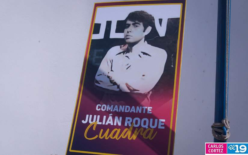 Juventud de todos los tiempos participa de entrega floral al Comandante Julián Roque Cuadra