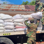 Militares del destacamento sur apoyan descarga de alimentos en San Carlos