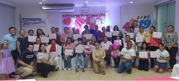 Talento y diseño para mamá: emprendedoras destacan en campamento creativo en Managua